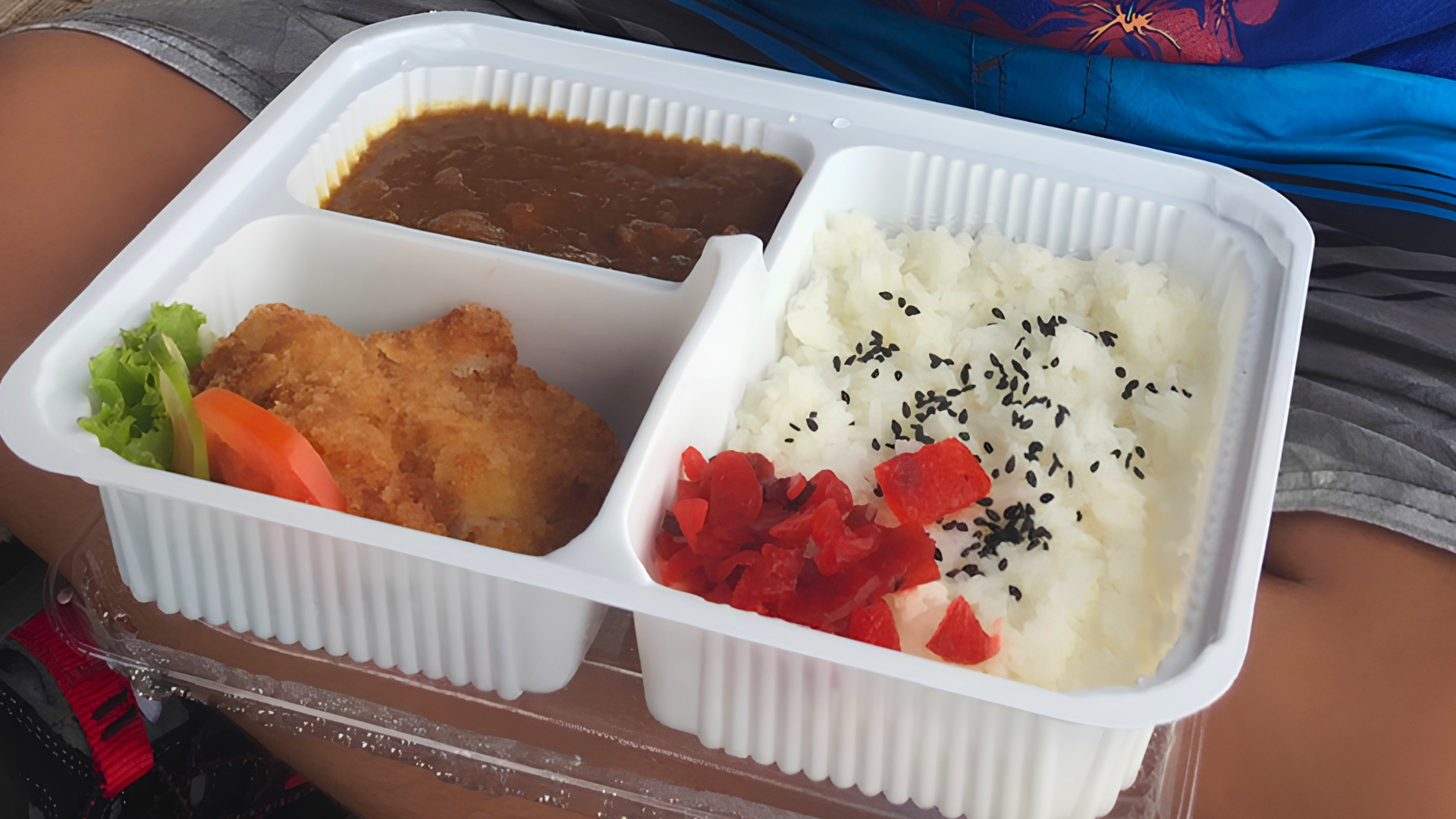 ランチは、カツカレーお弁当をご用意します
