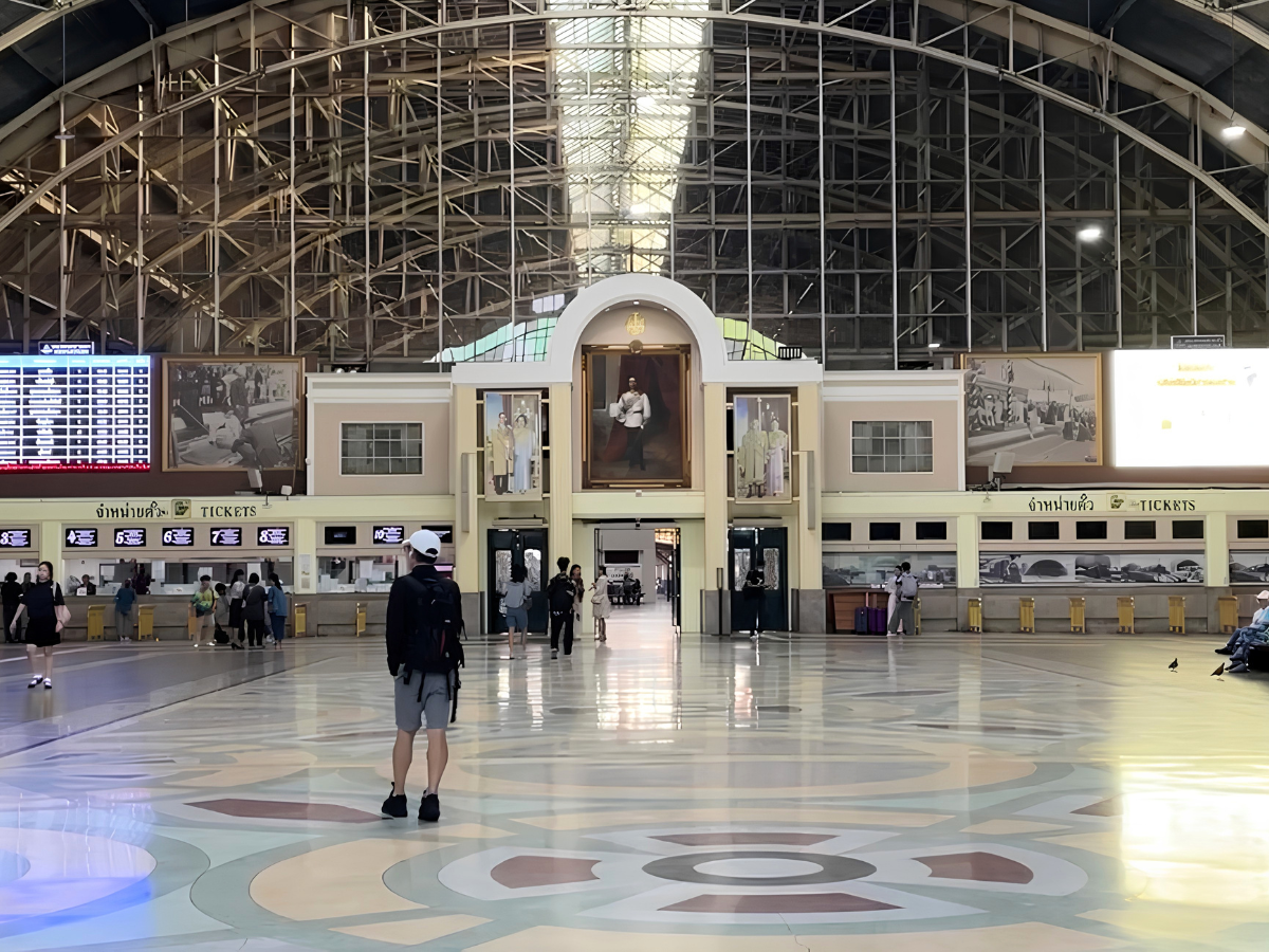 フアランポーン駅構内、ダンキンドーナツ前 ご集合