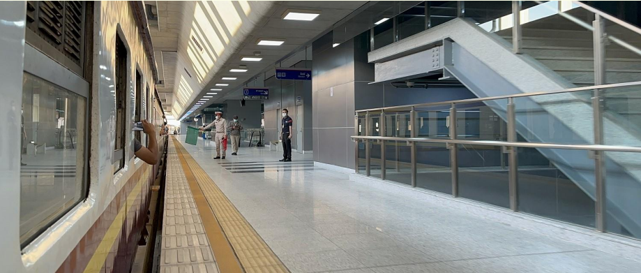 クルンテープ・アピワット駅（旧：バンス―中央駅）出発