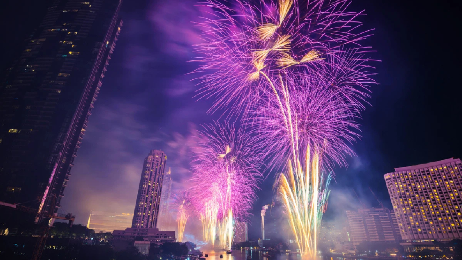 船上で、新年へのカウントダウン