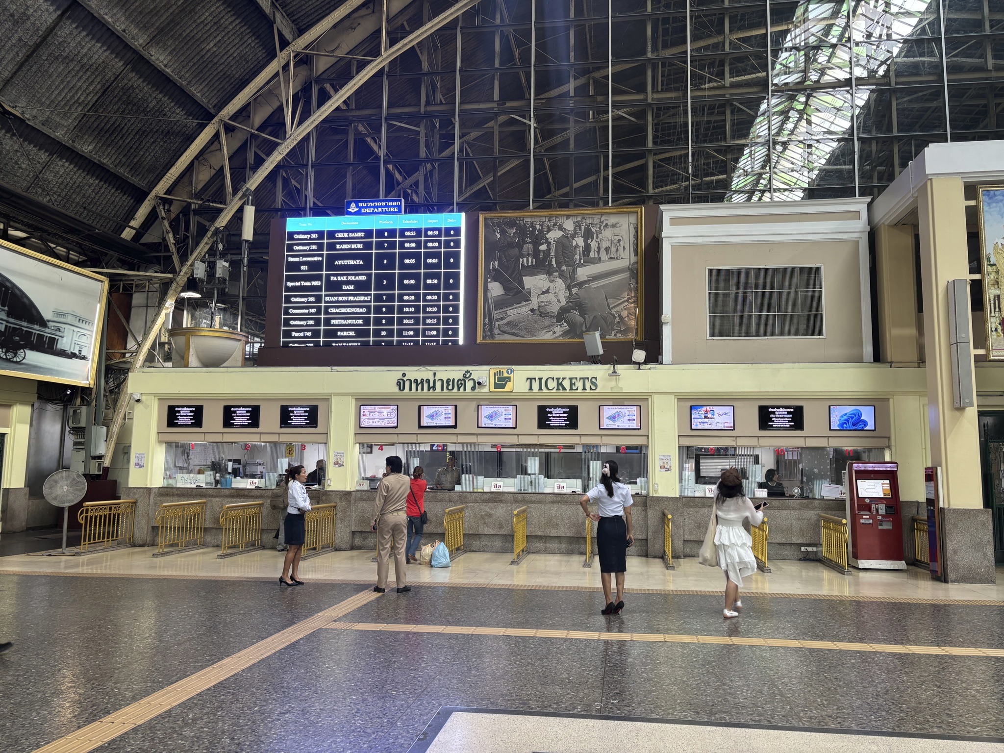 フアランポーン駅構内、チケット売り場前 ご集合