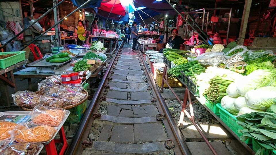 鉄道市場として有名な メークロン市場 到着