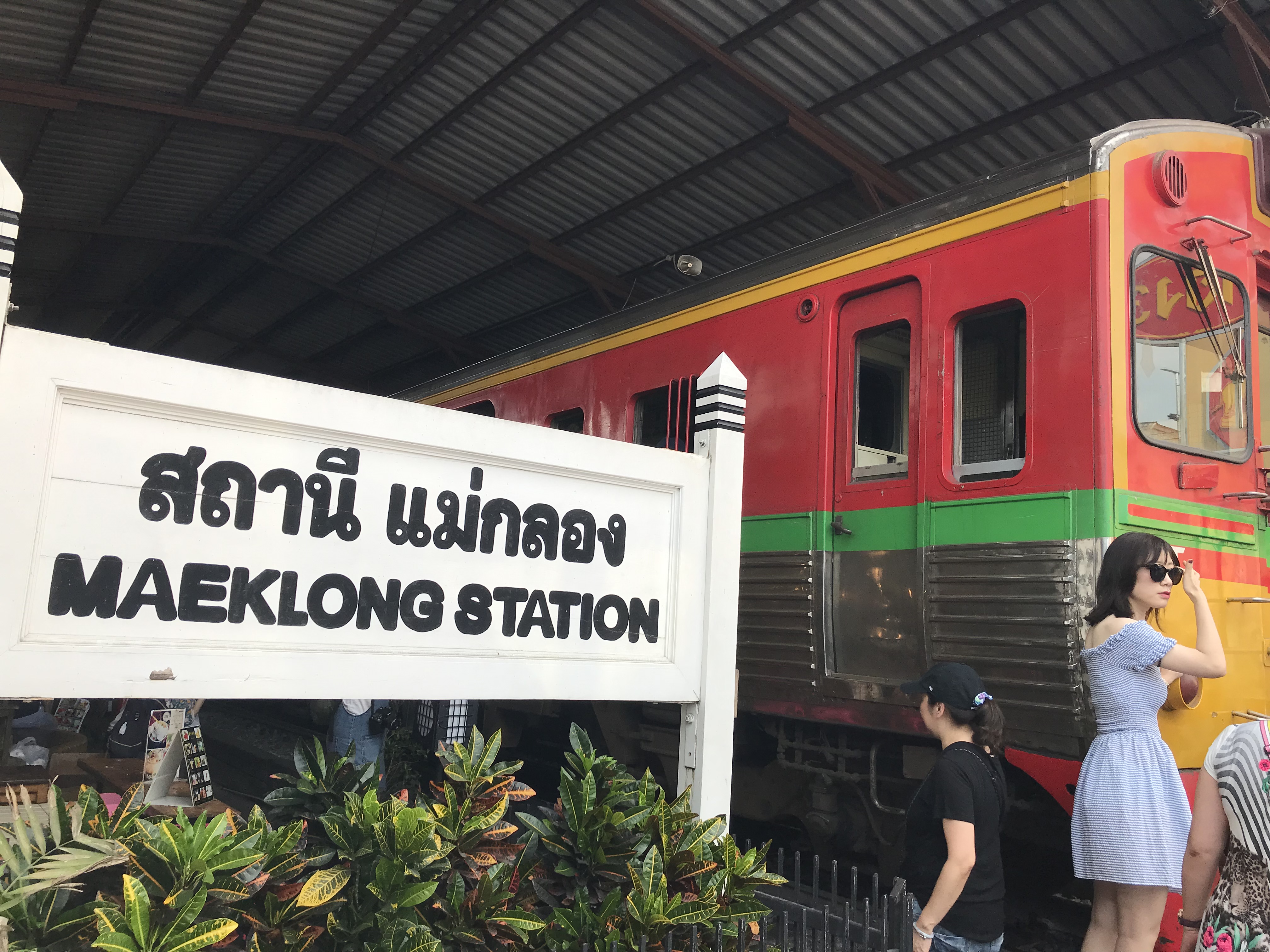 ローカル列車を囲んで記念撮影