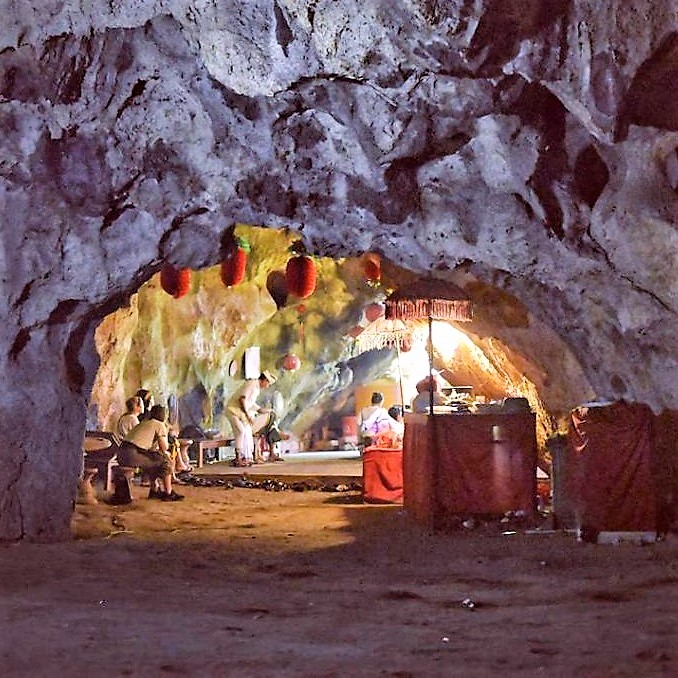 巨大洞窟の寺院 ギリ・プットリィ