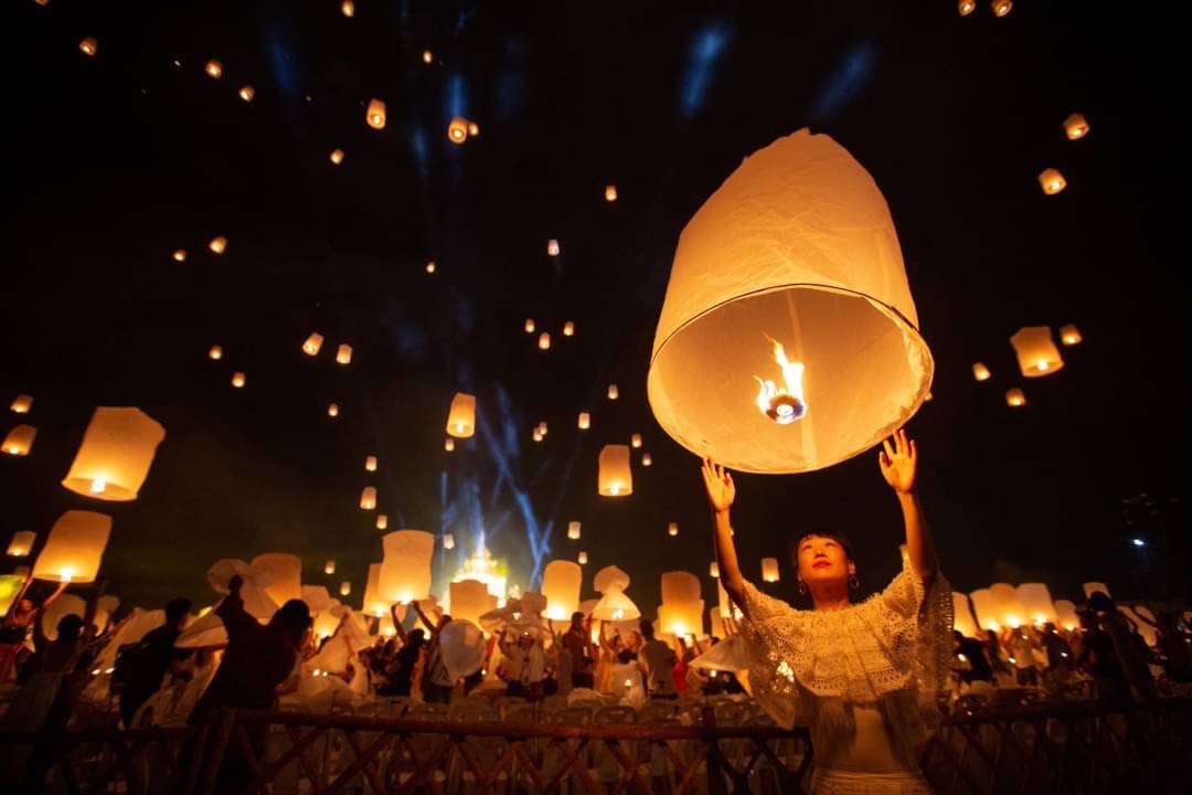 コムロ―イ（ランタン）を一斉に夜空に舞い上げます