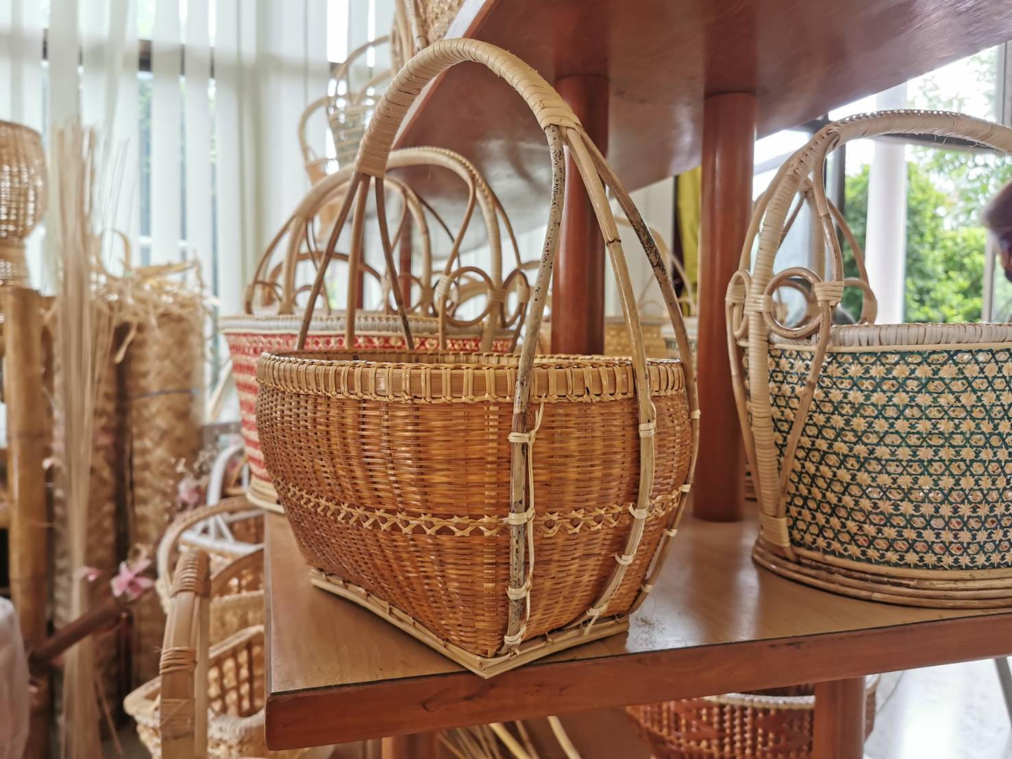 職人さんが作った竹と籐のカゴバックやバスケットをお手頃価格で購入頂くことも可能です♪