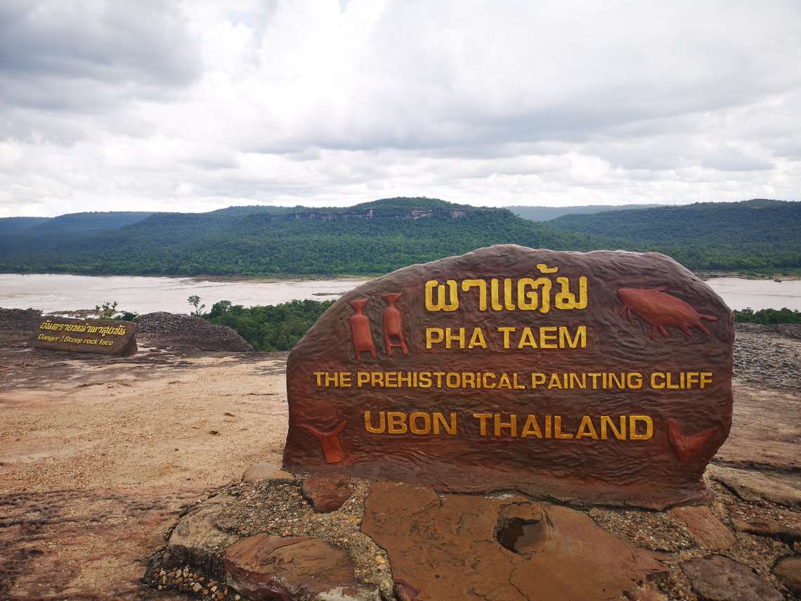 メコン川を境にラオスが見渡せるスポットへご案内