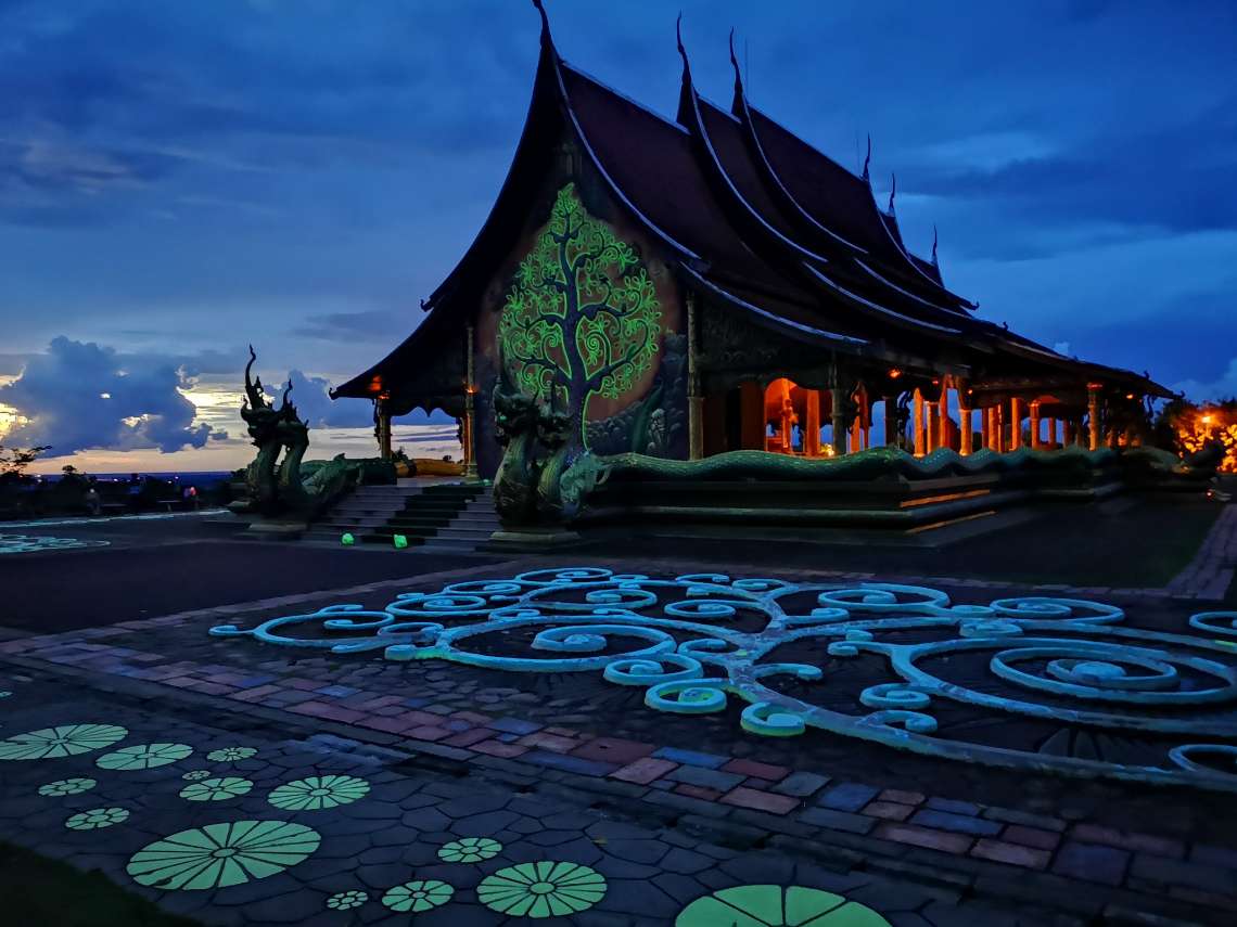 日没後、幻想的に輝く寺院を鑑賞