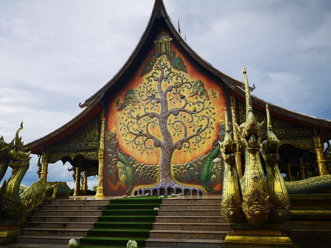 ワット・シリントーンワララーム 到着・夕暮れ前に寺院を見学