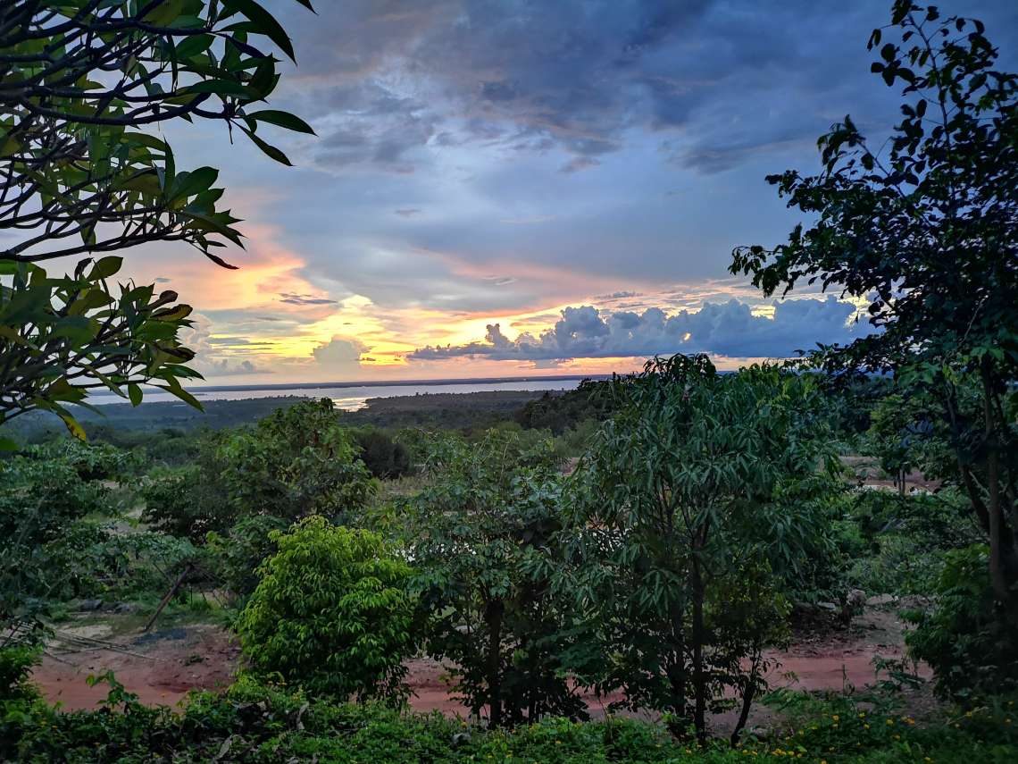 お天気が良ければ、メコン川とラオスの景色や美しい夕陽を見ることが出来ます