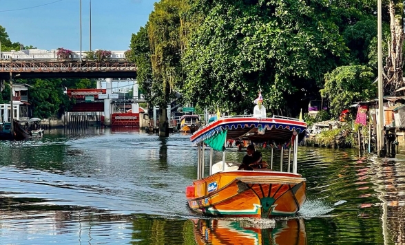 バンコクの運河を巡るボートツアー ワット・パクナム+ワット・アルンを船上観光+チャイナタウンをトゥクトゥクで車窓観光