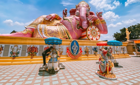 3大タイ料理ランチ + 願いが3倍速で叶う!? 大人気のパワースポット・ピンクガネーシャ ワット・サマーン