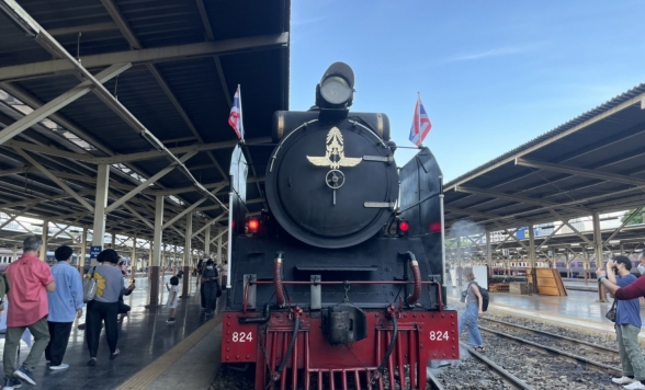 蒸気機関車に乗る！世界遺産アユタヤ 遺跡3つ + 象乗り体験