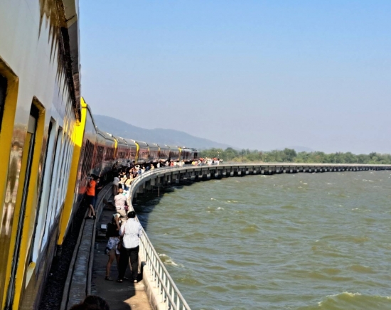 【次回催行をお楽しみに！】 ダム湖上を走る特別観光列車に乗ろう！「パーサック・チョンラシット・ダム」＆ ロッブリー遺跡観光とタイ最大の仏像「ワット・ムアン」 ＜日本語ガイド/1日/昼食込み＞