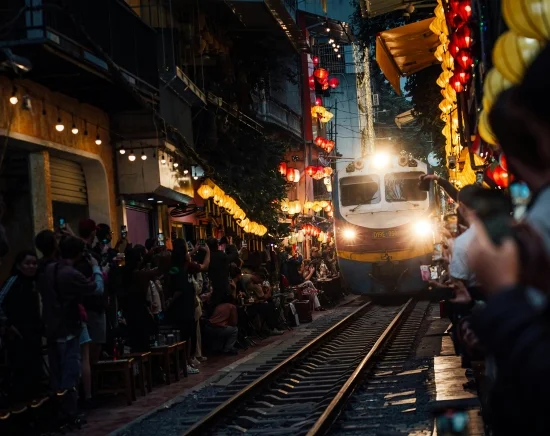 【ハノイ】金～日曜日限定催行 夜のトレインストリート＆ナイトマーケット散策　シクロ乗車体験付き＜日本語ガイド/ホテル送迎/夕方～夜/ミシュランガイド掲載店での夕食付き＞
