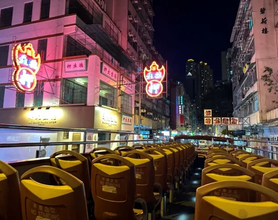 香港名物体験！2階建てオープントップバスで夜の街を爽快ドライブ！