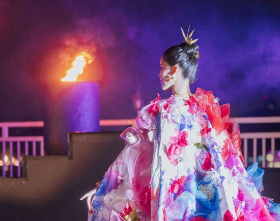 5つ星ホテル アナンタラ・リバーサイド「サラ・ラコーン」 ショー鑑賞つき 豪華BBQ & シーフードビュッフェディナー ＜ミールクーポン / ソフトドリンク飲み放題＞