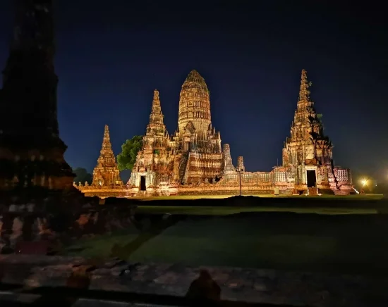 世界遺産アユタヤ半日観光 + 感動の遺跡ライトアップ鑑賞