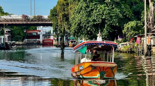 バンコクの運河を巡るボートツアー ワット・パクナム+ワット・アルンを船上観光+チャイナタウンをトゥクトゥクで車窓観光