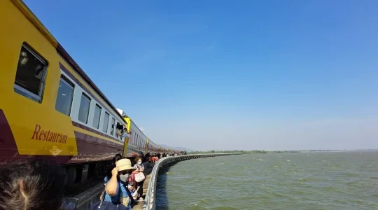 パーサックチョンラシットダム列車