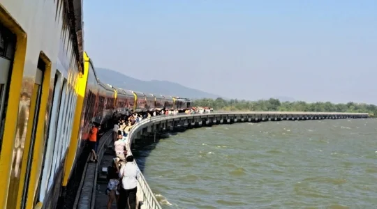 【次回催行をお楽しみに！】 ダム湖上を走る特別観光列車に乗ろう！「パーサック・チョンラシット・ダム」＆ ロッブリー遺跡観光とタイ最大の仏像「ワット・ムアン」 ＜日本語ガイド/1日/昼食込み＞