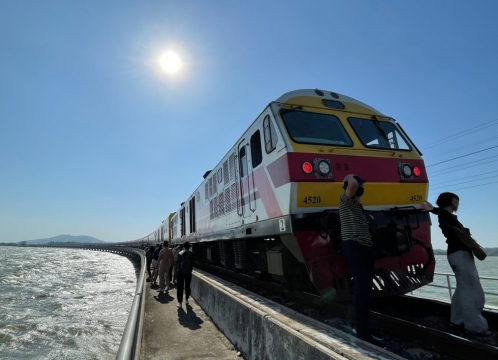 パーサックチョンラシットダム列車