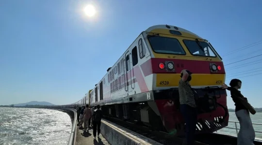 パーサックチョンラシットダム列車