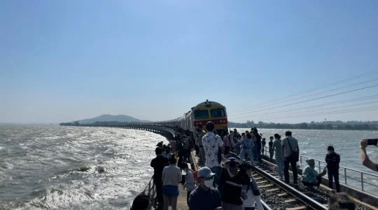 18席限定!!ダム湖上を走る特別観光列車(ひまわり列車)に乗ろう！「パーサック・チョンラシット・ダム」＆ ひまわり畑散策