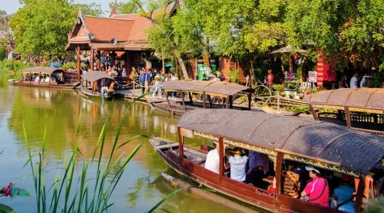 世界遺産アユタヤ遺跡半日観光 + アヨタヤ水上マーケット（ボート代込み）