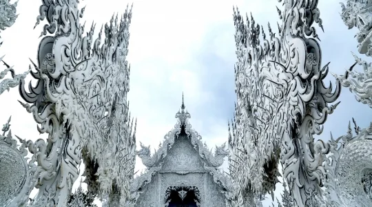 【チェンライ】見所まるまる観光！ワットロンクン(ホワイトテンプル)+ワットプラケオ+ワットロンスアテン（ブルーテンプル）+ゴールデントライアングルの川岸をご散策 +首長族の村訪問