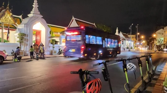 電動キックボードでバンコクの夜の街並み観光