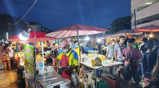 電動キックボードでバンコクの夜の街並み観光