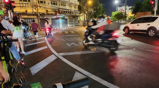 電動キックボードでバンコクの夜の街並み観光