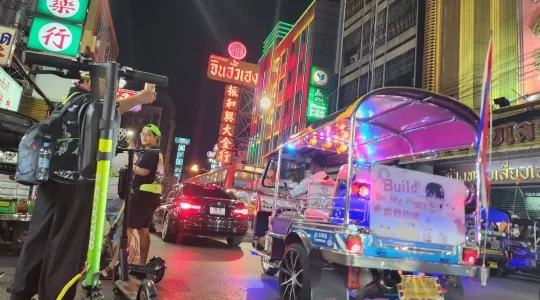 電動キックボードでバンコクの夜の街並み観光