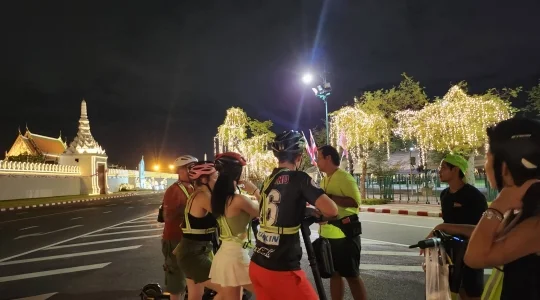 電動キックボードでバンコクの夜の街並み観光