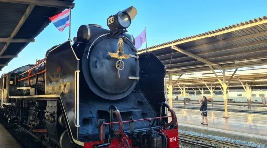 蒸気機関車で行く！世界遺産アユタヤ 遺跡3つ + 象乗り体験