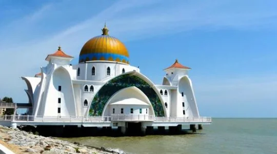 マラッカ海峡モスク(オランダ広場よりタクシーで10分程度)