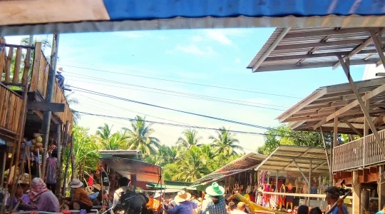 ダムヌンサドゥアック水上マーケット +スピードボード乗船付き ココナッツファームお立ち寄り