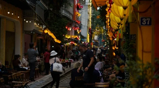 【ハノイ】ハノイの夜を満喫！ミシュランガイド掲載店「Cau Go」の絶品ディナー＆列車から楽しむ！夜のトレインストリート