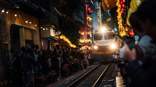 【ハノイ】金～日曜日限定催行 夜のトレインストリート＆ナイトマーケット散策　シクロ乗車体験付き＜日本語ガイド/ホテル送迎/夕方～夜/ミシュランガイド掲載店での夕食付き＞