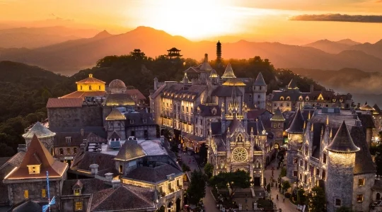 【ダナン発着】ゴールデンブリッジ・バーナーヒルズの幻想的なライトアップを満喫