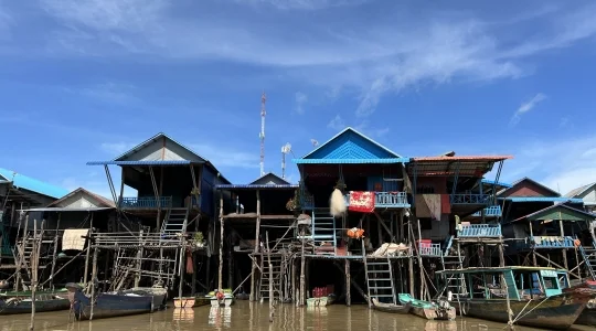 ボートで巡るトンレサップ湖観光ツアー＜高床式伝統住居の村コンポンプルック見学付き＞
