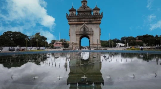 ラオス_パトゥサイ凱旋門