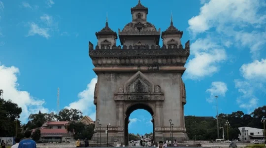 ラオス_パトゥサイ凱旋門