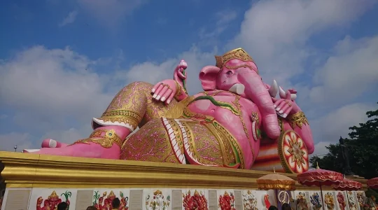 巨大なピンクガネーシャ「ワット・サマーンラッタナーラーム」