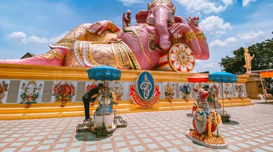 3大タイ料理ランチ + 願いが3倍速で叶う!? 大人気のパワースポット・ピンクガネーシャ ワット・サマーン