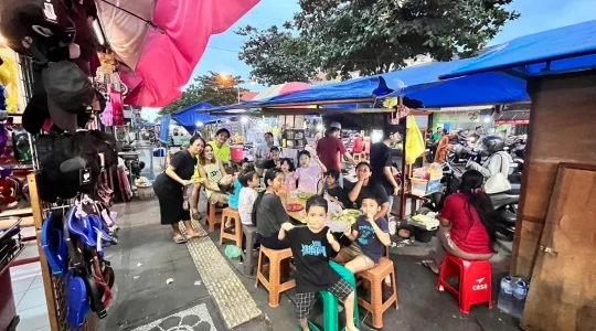 地元屋台でワイワイお食事♪