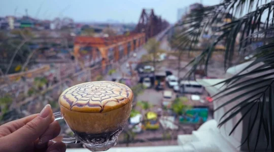 ロンビエン橋を望む映えカフェ_セレインカフェ
