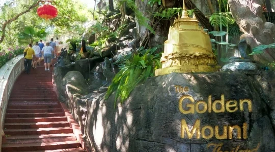 写真映え×絶景 人気急上昇のバンコク2大寺院 ～人気キャラクター装飾の「ワットパリワート」＆黄金の丘「ワットサケット」