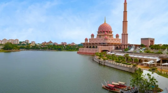 ピンクモスク（プトラモスク）